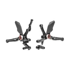 Pedane arretrate in alluminio nero Gilles Tooling D03-B per Ducati Streetfighter V2/S dal 2022