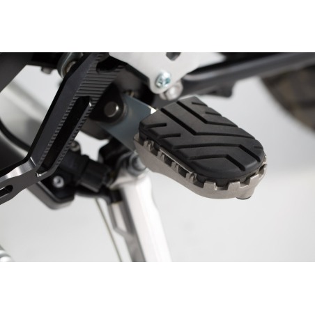 Kit pedane regolabili ION Sw-Motech FRS.11.011.10103/B per Triumph Tiger 800/900/1200, Scram 1200