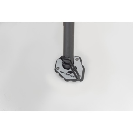 Base maggiorata per cavalletto laterale Sw Motech STS.11.842.10100 per Triumph Trident 660