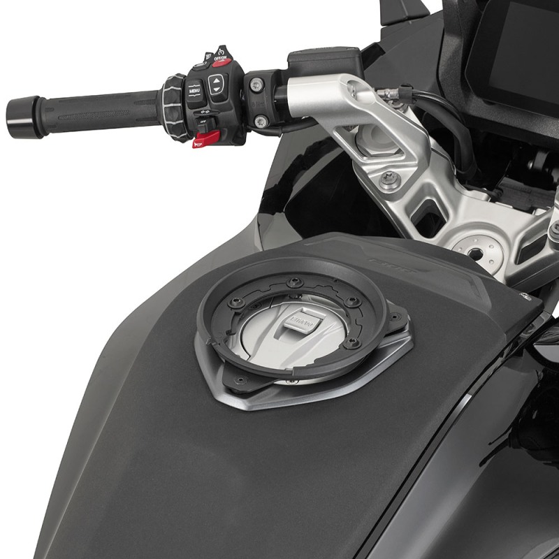Givi BF99 Flangia Tanklock per borse serbatoio BMW R 1300 RS dal 2025 Givi BF99 Flangia Tanklock per borse serbatoio BMW R 1300 RS dal 2025