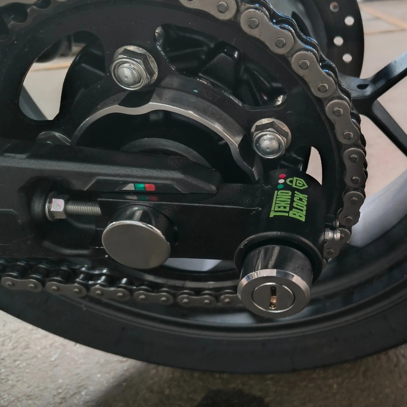 TeknoBlock TKH25 antifurto bloccaruota per Honda Hornet 1000 dal 2025
